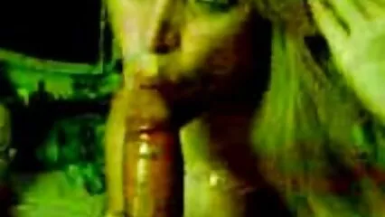 Il ragazzo ha leccato il grosso culo della film porno con suore sua ragazza e l'ha scopata con una videocamera.