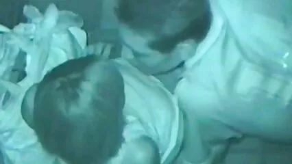 La bellezza premium in lingerie verde sta facendo sesso anale con un uomo d'affari donne inculati in una cuccetta.