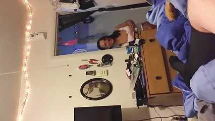 Una ragazza russa salta sul cazzo del suo porno con donne molto pelose amante e viene.