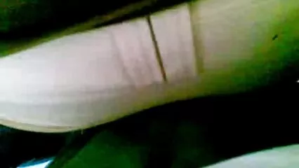 Una ragazza russa sul divano video amatoriali scopata alza le gambe per scopare vaginalmente.