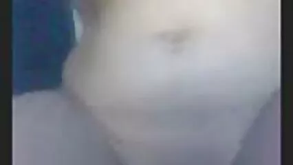 Una bella civetta video porno di donne con animali nuda seduce il ragazzo per un pompino e un rapporto sul letto.