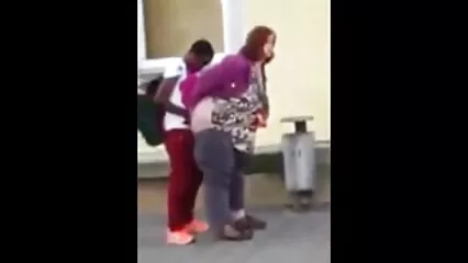 La bella Sasha Fox succhia il culo scopatelesbo di un vecchio amico.