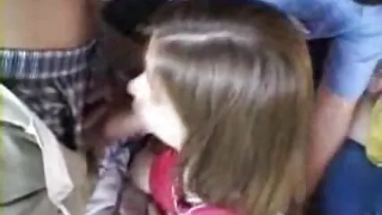 Tre video porno donne con animali ragazze soddisfano un grosso cazzo di un giovane amico.