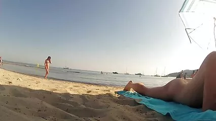 Il fotografo ha sedotto una donne inculate gratis mora con una figa pelosa e l'ha scopata.