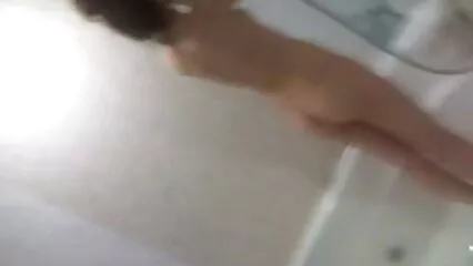 La bionda fragile ha un cazzo forte in film porno cognate anale e ha finito.