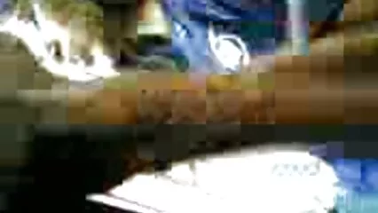 Bionda in calze ha avuto un orgasmo dalla doppia penetrazione. video porno con bestie