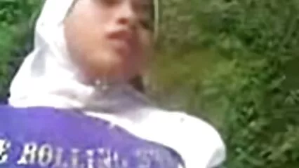 La bionda si lucida il pene con le labbra e ci salta sopra in una foto di vecchie donne nude varietà di pose.