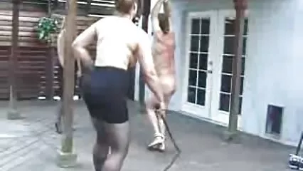 Una scopate italiane lesbiche bionda con un bel culo salta su un cazzo.