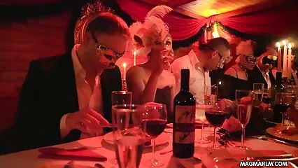 Bruna con i tacchi alti viene eccitata video belle scopate dalla doppia penetrazione.