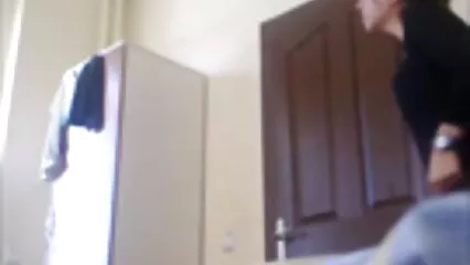 La mora si lascia addosso solo le calze e si arrampica scopata video gratis su un bel pene depilato.
