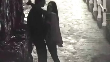 Signora matura con vecchie italiane arrapate grandi tette in una posa di cancro allarga le gambe per amore e sesso.