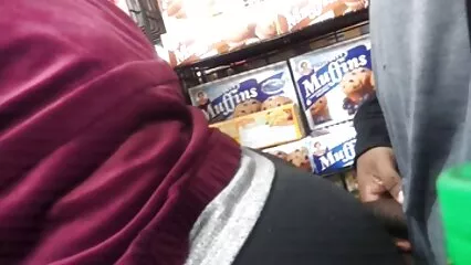 Mamma matura dopo aver masturbato un membro di un vicino ha accettato video porno con persone anziane il porno fatto in casa.