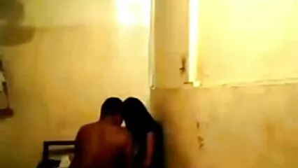 Forte brutale fa smussare con il buco anale di una ragazza. donne di colore arrapate