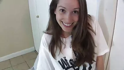 La matrigna stava andando a una festa, video porno con due donne ma è entrata nel sesso domestico.