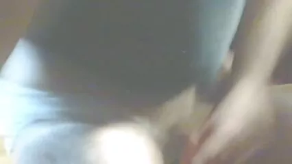 Una giovane ragazza con un manicotto peloso fa sesso video scopate tettone con il suo amante nell'appartamento.