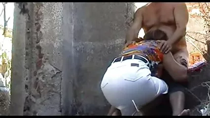 Esperta lesbica lesbiche voglioporno cattiva con un'amica sul divano con uno strapon.