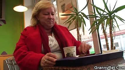 Dopo una partita di ping pong, due ragazze fanno sesso di film porno nonna gruppo con un ragazzo comune.