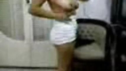 Ragazza russa con tatuaggi salta sul film porno con donne incinte cazzo con il suo culo stretto.