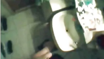 Il capezzolo dai vecchie arrapate italiane capelli rossi succhia magnificamente un cazzo sano a una bruna esperta.
