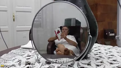 La video hard con donne mamma sexy con grandi tette preferisce scopare ragazzi giovani.