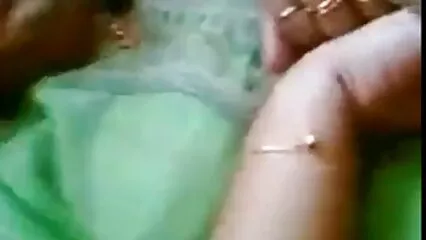 Una ragazza carina scopa con un maschio ardente scopatelesbo davanti a una webcam.