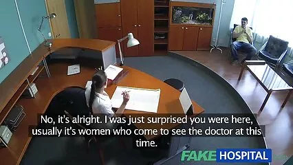 Il bagnino lecca il berretto dell'amico video porno donne e animali e lo torce alla fine.