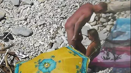 Ragazze atletiche cavalcano video porno con asiatiche un cazzo nel sesso di gruppo.