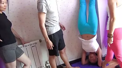 Fragile bionda dopo una doccia è saltata su un membro di un video porno donne con animali amico.