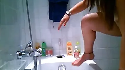 Bionda magra lecca la figa della ragazza e voglioporno a tre la scopa con un lungo strapon.