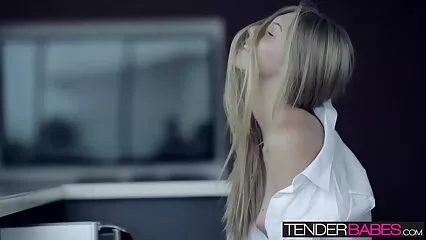 Pulcino magro dai capelli lunghi video porno con animali ha dato due ragazzi allo stesso tempo.